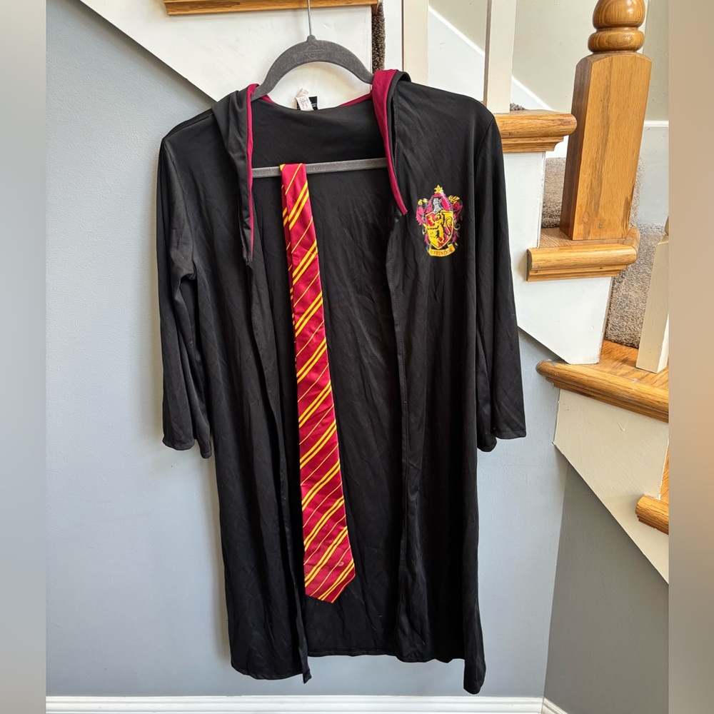 Warner Bros Kids Harry Potter Maroon & Black Gryffindor Cape & Striped Tie, OS